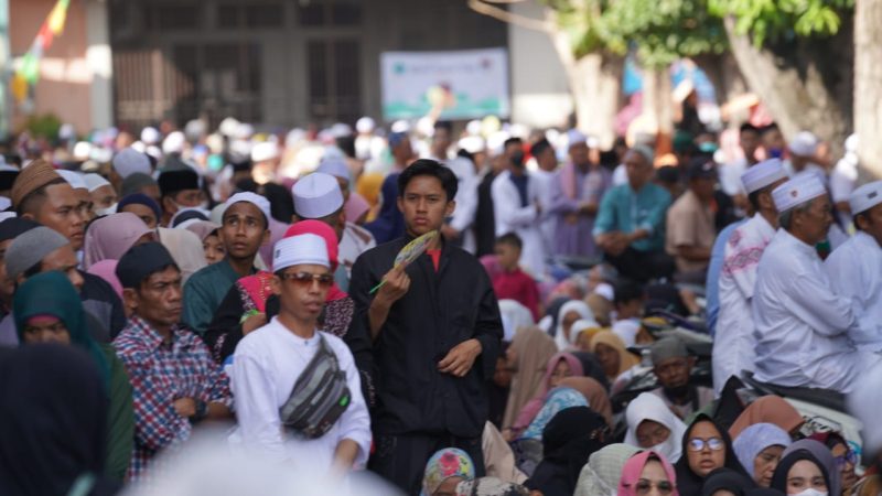 Ribuan warga memadati Haul Guru Tua ke-55 di Kompleks Alkhairaat. Foto: Humas Pemkot Palu