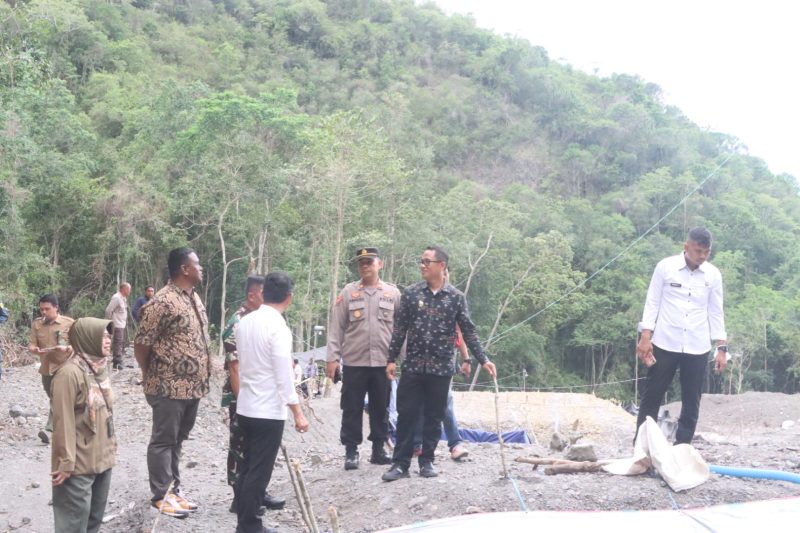 Wakil Bupati Sigi Samuel Yansen Pongi bersama rombongan melakukan penutupan Tambang Emas Tanpa Izin di Sidondo I. Foto: Polres Sigi