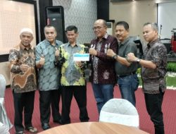 Ketua DPRD Sumbar, diapit Ketua PWI dan Ketua SIWO PWI Sumbar dan didampingi Sekretaris serta salah seorang Wakil Ketua, saat menyerahkan SK Summbar sebagai tuan rumah PORWANAS 2024