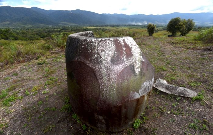 Misteri di Balik Megalit Motif Gambar Alien yang Ada di Lembah Lore Lindu