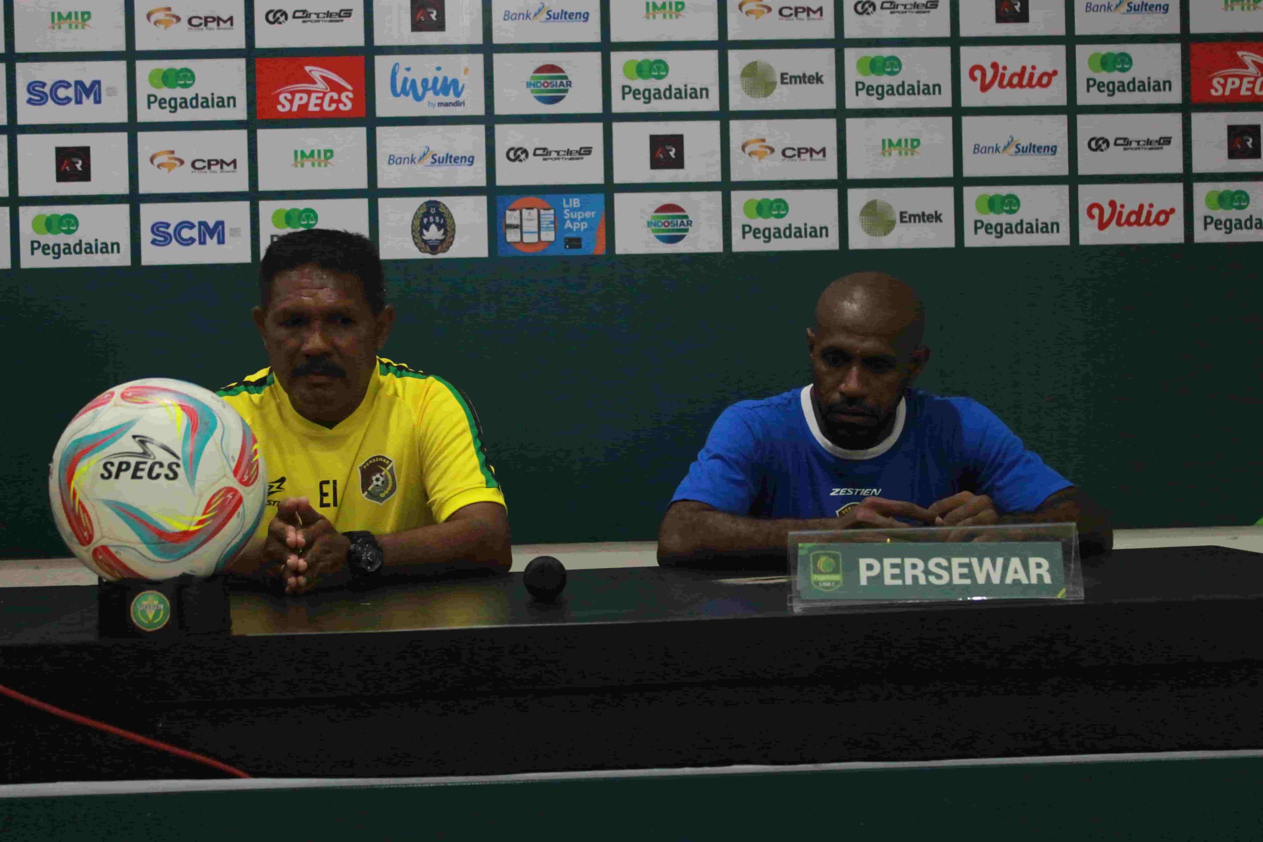 Pelatih Persewar Eduard bersama Boaz saat jumpa pers sebelum melawan Perspal Palu (KS)