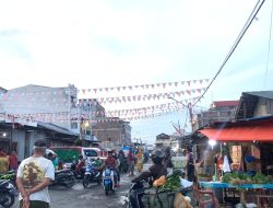 Para pedagang dan pembeli mealkukan transakasi di Pasar Masomba (DM/KS)