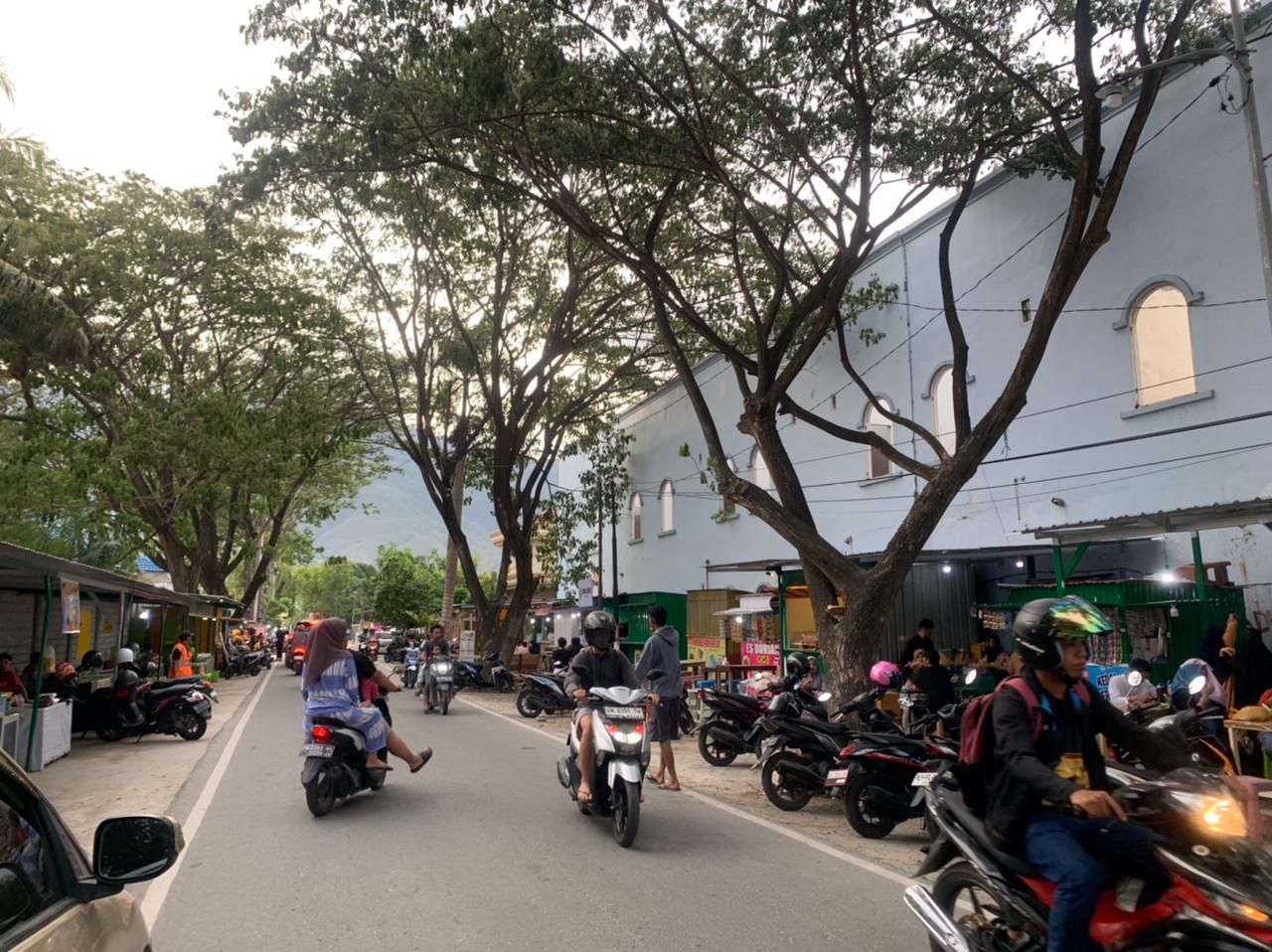 Pusat jajanan yang terletak di Jalan Asam Masjid Agung Palu (ADEL/KS)