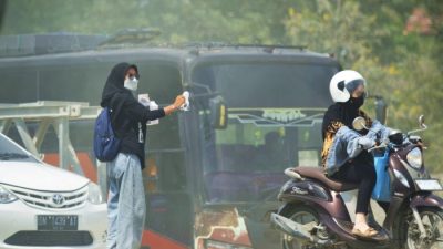 Aksi Pembagian Masker di Buluri, Protes Debu Tambang Galian C Palu-Donggala