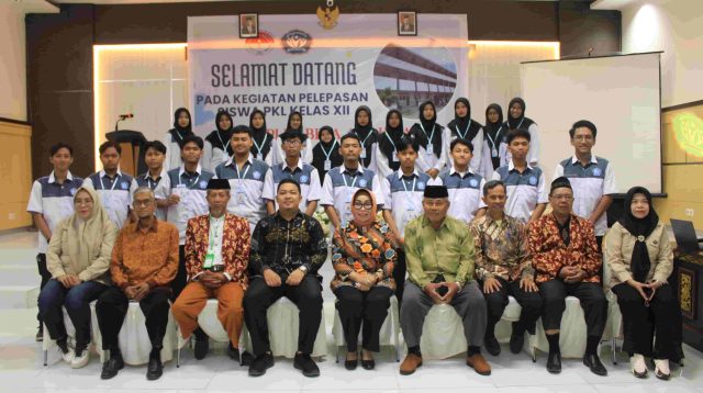 Kadis Pendidikan Sulteng saat menghadiri peluncuran program PKL SMA It Bina Anak Bangsa