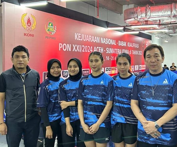 Tim atlet Tenis Meja putri Sulteng saat berfoto bersama ketua Pokja Sulteng Emas, Ishak Bashir (Ist)